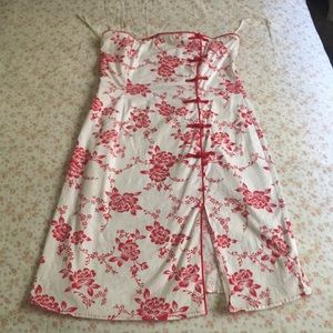 Medium size strapless dress with small slit.